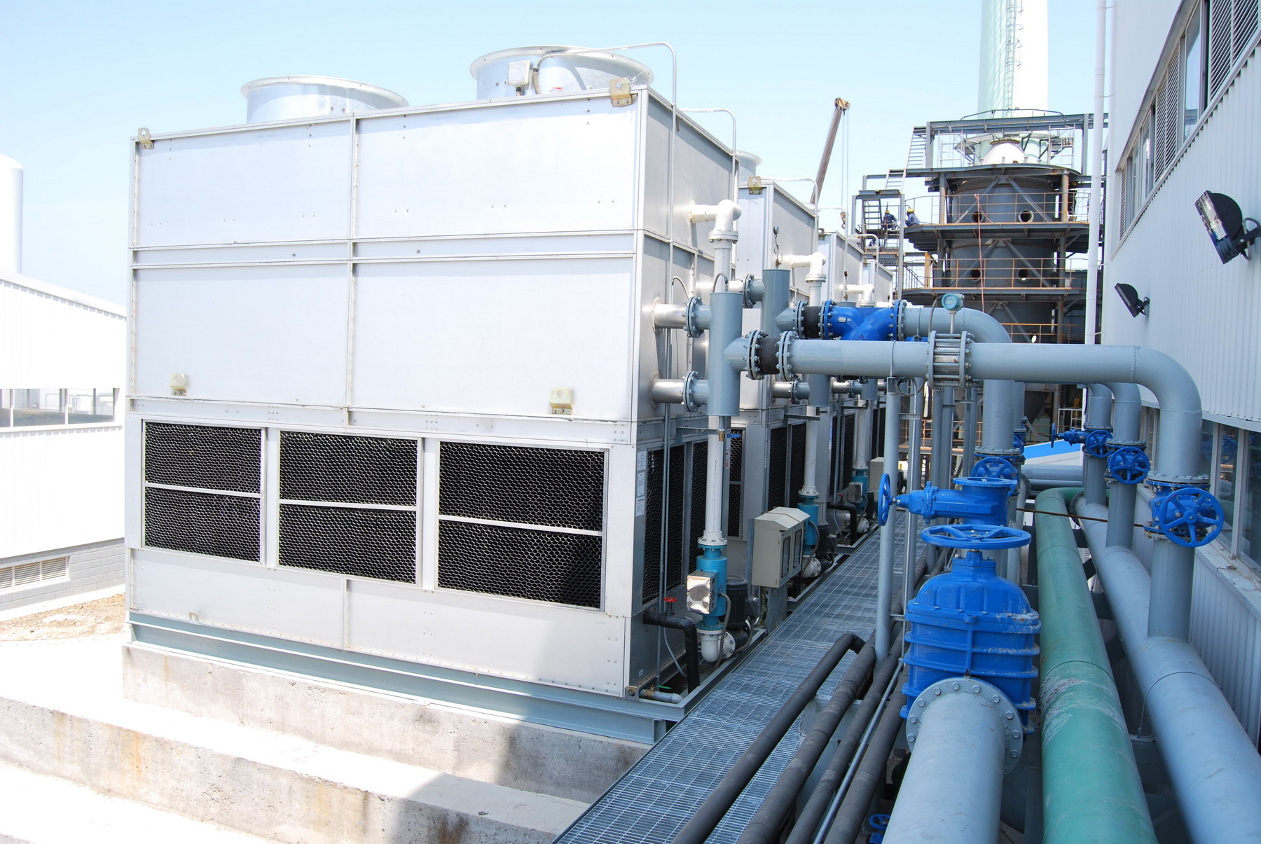 在進行冷卻塔供冷系統(tǒng)設(shè)計應(yīng)注意哪些問題？